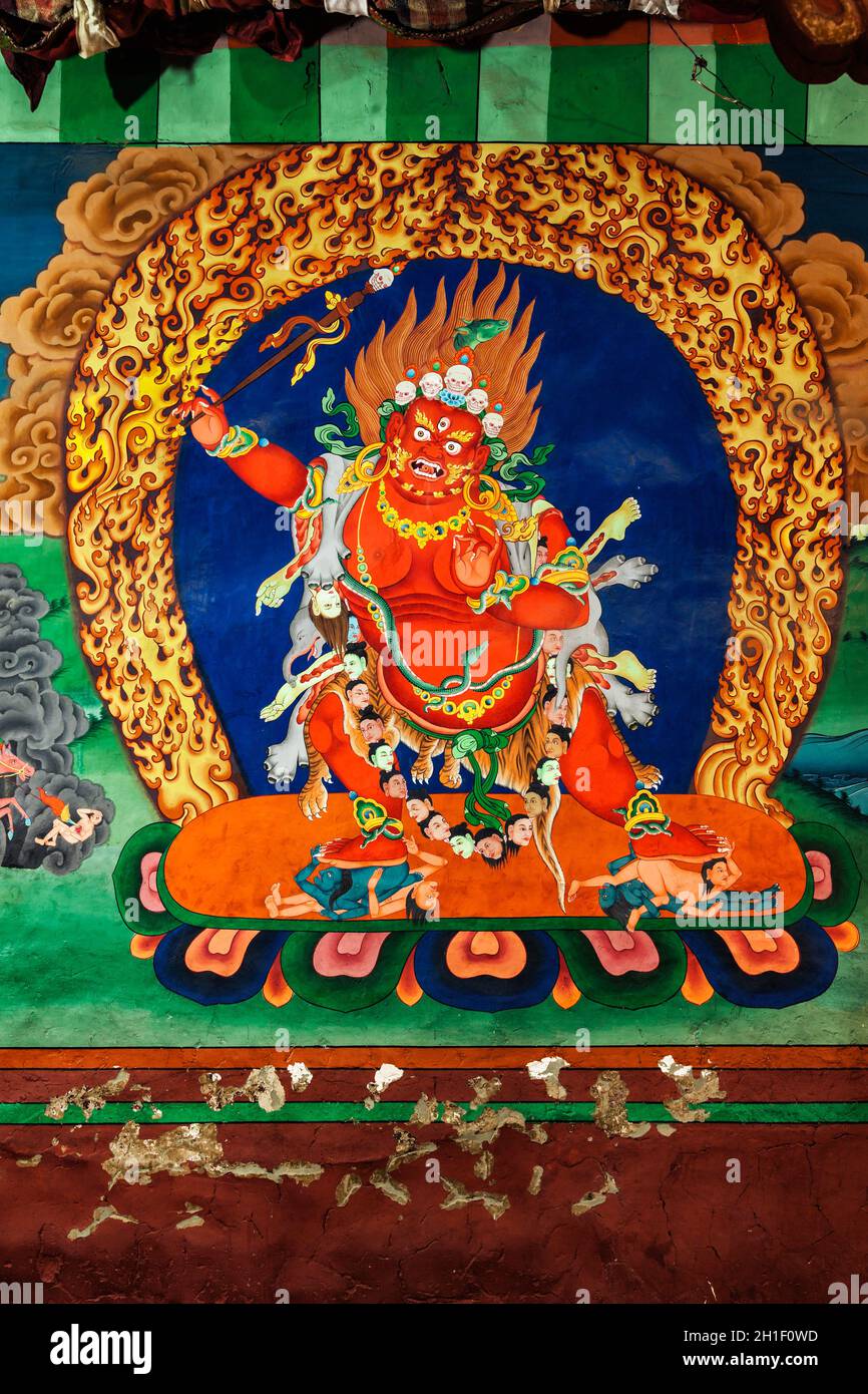 HEMIS, INDIA - 4 SETTEMBRE 2011: Pittura murale di Dharmapala - Buddhismo tibetano la divinità fervente protettrice. Hemis gompa (monastero), Ladakh, India Foto Stock