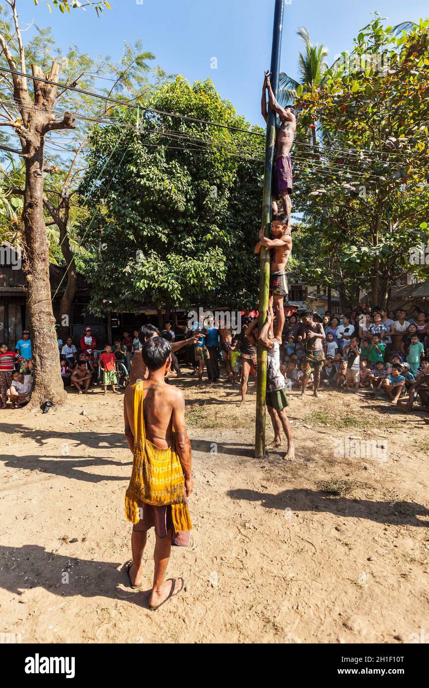 MYANMAR - 4 GENNAIO 2014: Gara di arrampicata grassa palo in villaggio il giorno di indipendenza Myanmar Foto Stock