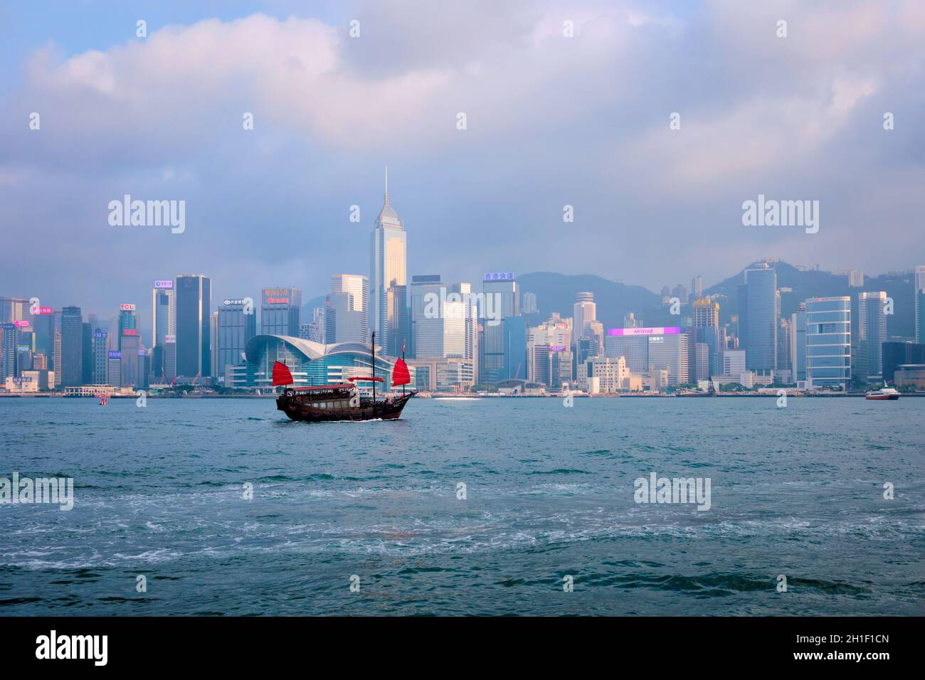 HONG KONG, CINA - 28 APRILE 2018: Skyline di Hong Kong skyline città grattacieli del centro di Victoria Harbour in serata al tramonto con la spazzatura turistica b Foto Stock