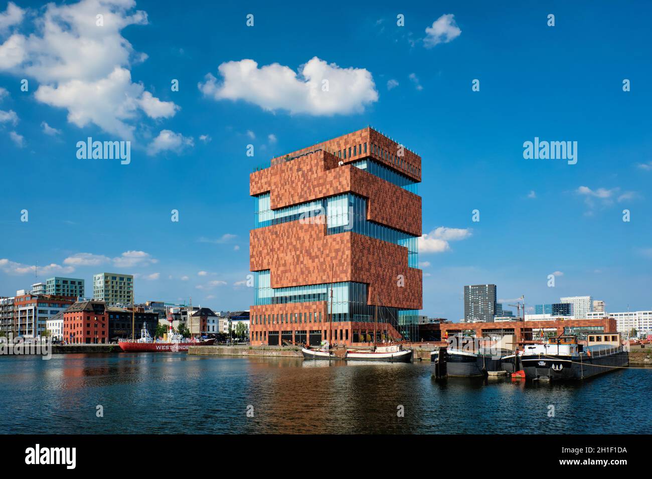ANVERSA, BELGIO - 26 MAGGIO 2018: Museum aan de Stroom MAS è un museo situato lungo il fiume Scheldt progettato da Neutelings Riedijk Architects an exa Foto Stock