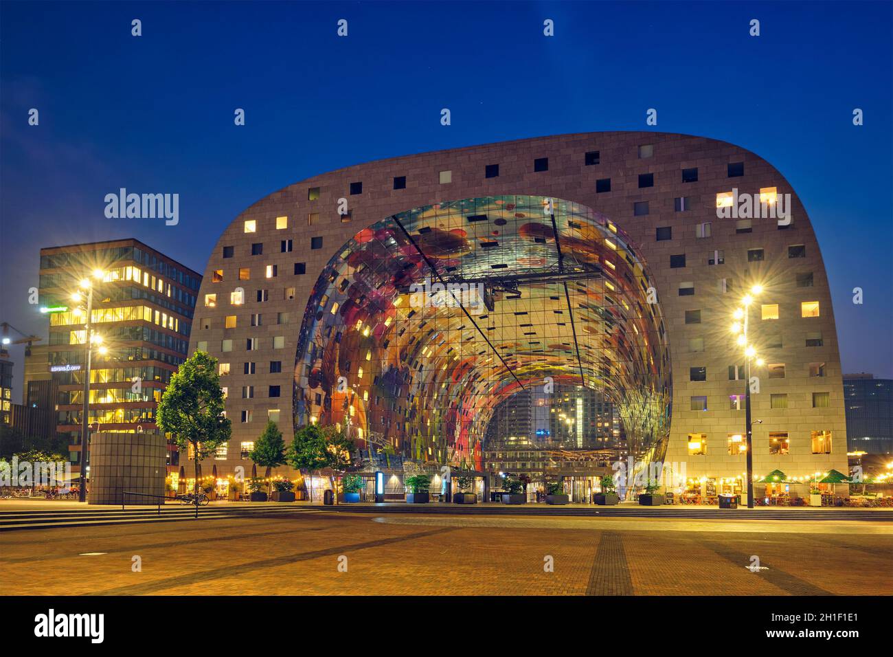 ROTTERDAM, PAESI BASSI - 25 MAGGIO 2018: Markthal Market Hall edificio residenziale e per uffici con un mercato al di sotto di Rotterdam progettato da Foto Stock
