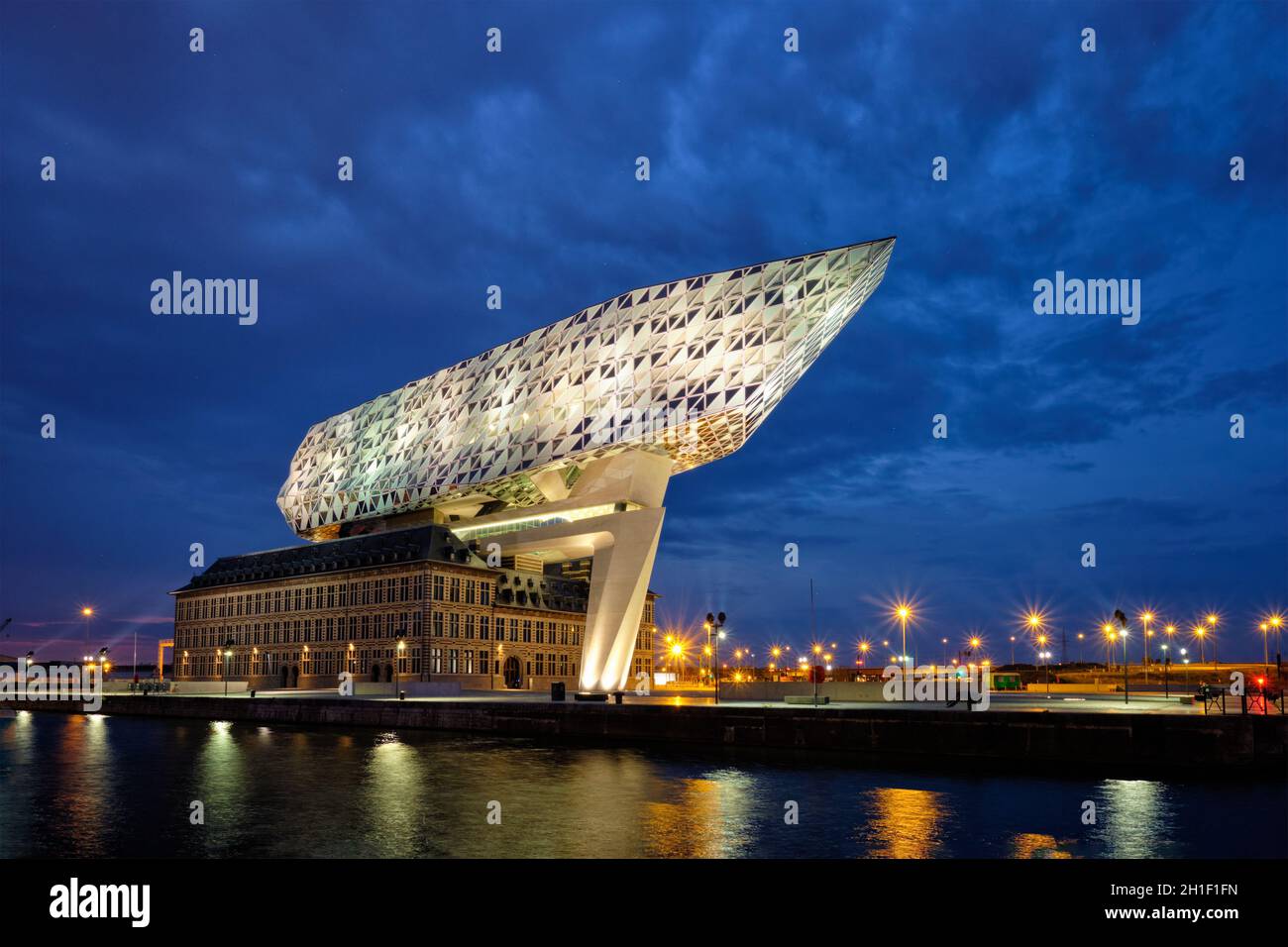 ANVERSA, BELGIO - 27 MAGGIO 2018: Casa dell'autorità portuale (Porthuis) progettata dai famosi architetti Zaha Hadid, che è stato il suo ultimo progetto illuminato in Th Foto Stock