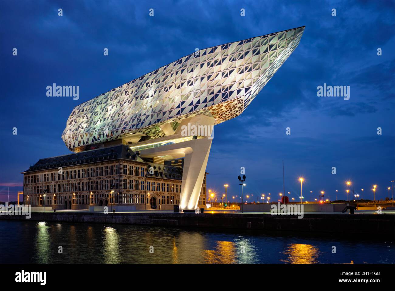 ANVERSA, BELGIO - 27 MAGGIO 2018: Casa dell'autorità portuale (Porthuis) progettata dai famosi architetti Zaha Hadid, che è stato il suo ultimo progetto illuminato in Th Foto Stock