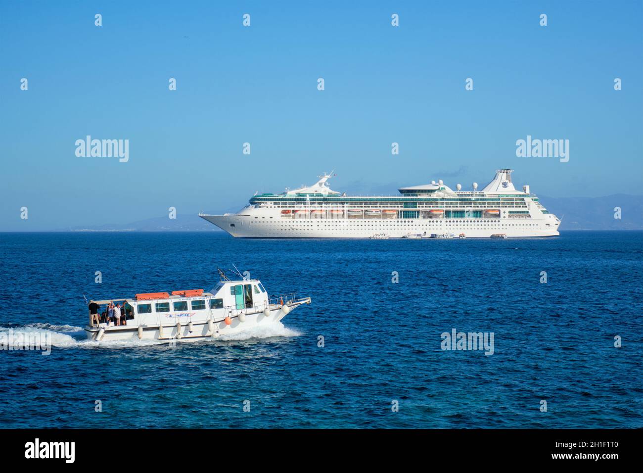 MYKONOS, GRECIA - 29 MAGGIO 2019: Nave di linea da crociera Costa Luminosa nel mare della Mediterranea vicino all'isola di Mykonos. Mar Egeo, Grecia Foto Stock