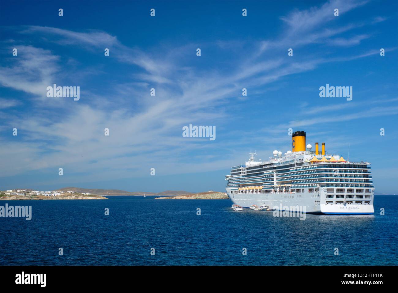 MYKONOS, GRECIA - 29 MAGGIO 2019: Nave di linea da crociera Costa Luminosa  nel mare della Mediterranea vicino all'isola di Mykonos. Mar Egeo, Grecia  Foto stock - Alamy