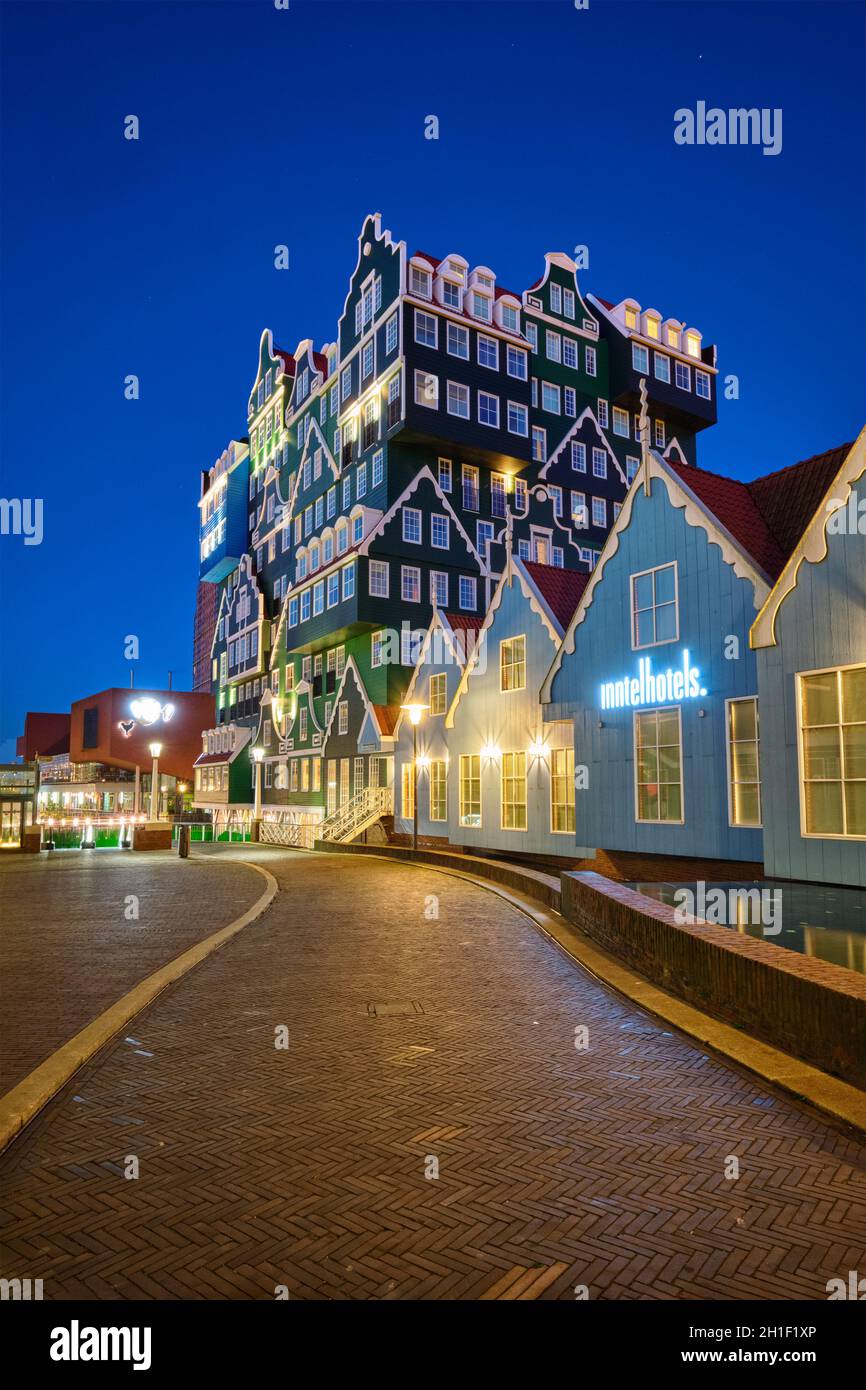 ZAANDAM, Paesi Bassi - 8 Maggio 2017: Inntel Hotel a Zaandam illuminata di notte. Progettazione di 12 piani edificio inaugurato nel 2009 è il risultato della st Foto Stock