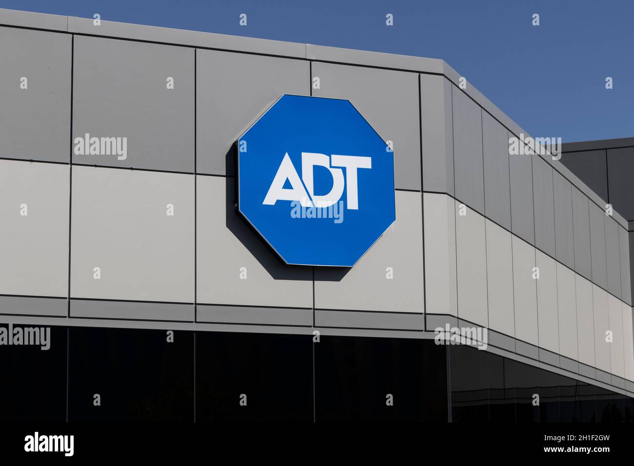 Indianapolis - circa Ottobre 2021: Ufficio ADT Security Services. ADT fornisce sicurezza elettronica, protezione antincendio e altri sistemi di monitoraggio degli allarmi correlati Foto Stock