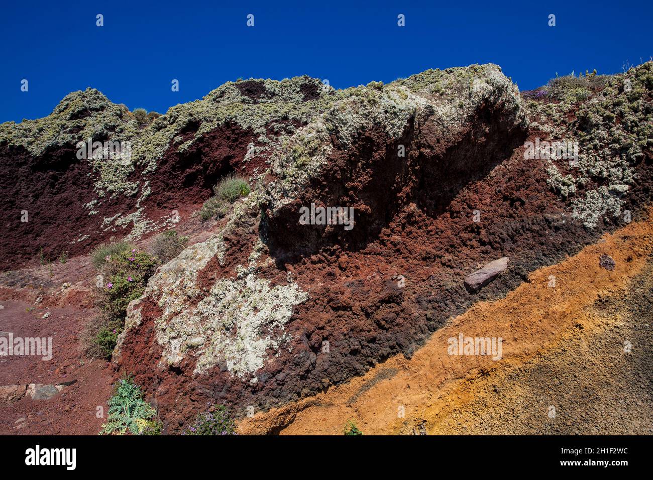 Rosso, arancione e nero scogliere stratificata in Santorini Island Foto Stock