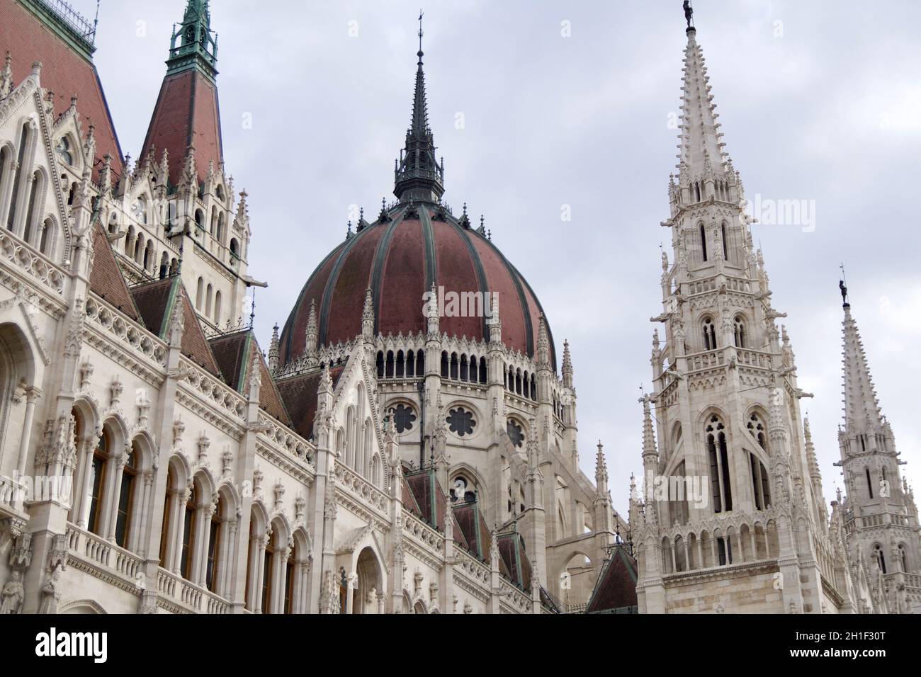 BUDAPEST, UNGHERIA - 03 MAR 2019: Vista esterna dell'edificio del Parlamento ungherese sul Danubio. Il Parlamento ungherese, riccamente decorato all'interno Foto Stock