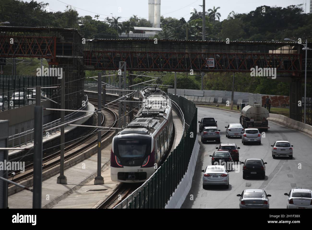 salvador, bahia / brasile - 2 ottobre 2017: Composizione del treno metropolitano Salvador visto vicino alla stazione di Pernambues. *** Local Caption *** Foto Stock