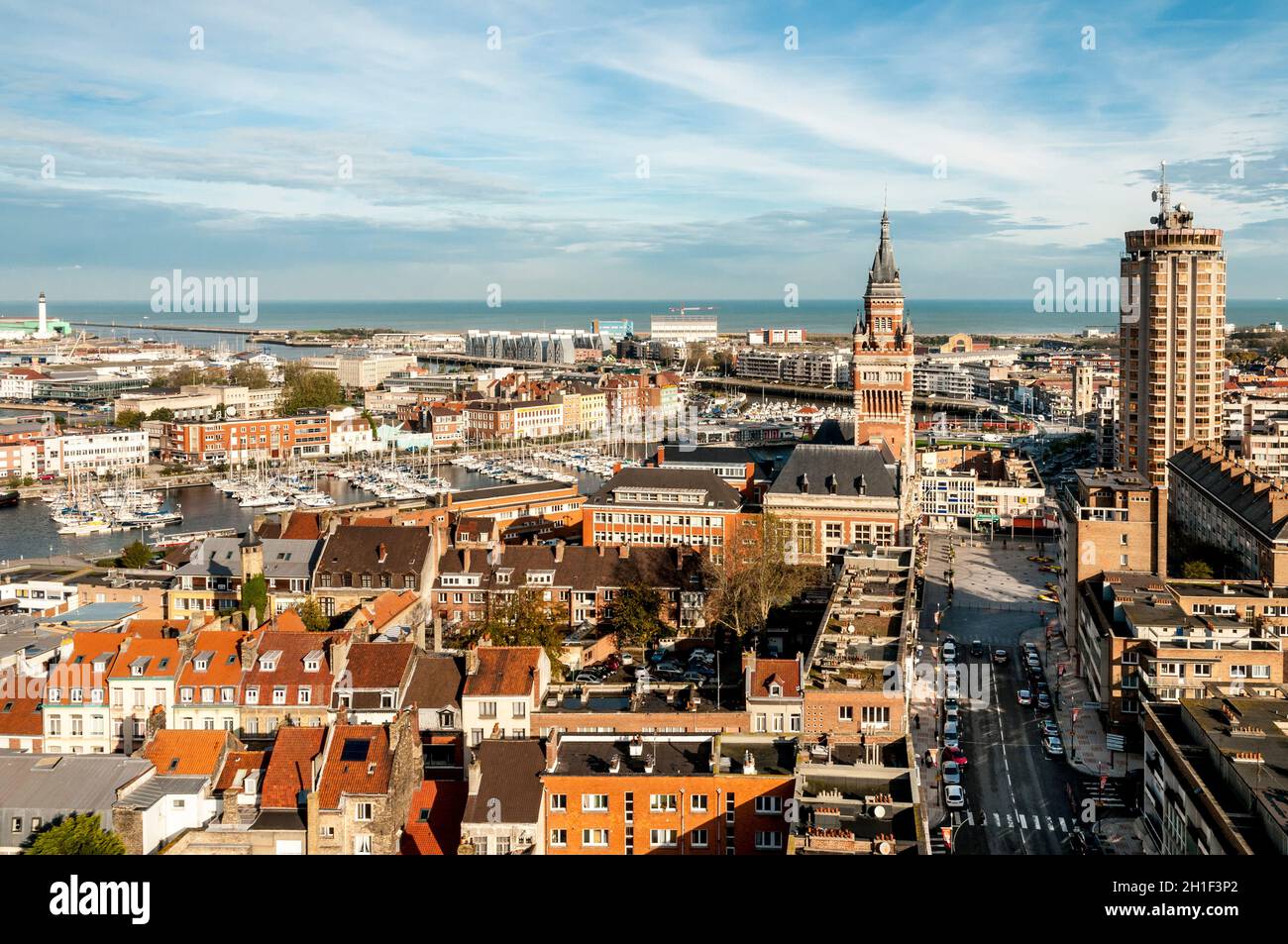 FRANCIA. NORD (59). DUNKERQUE. IL CENTRO DELLA CITTÀ (IL MUNICIPIO E IL SUO  CAMPANILE) E IL PORTO ORIENTALE. (IN PRIMO PIANO: IL BACINO DEL COMMERCIO  Foto stock - Alamy