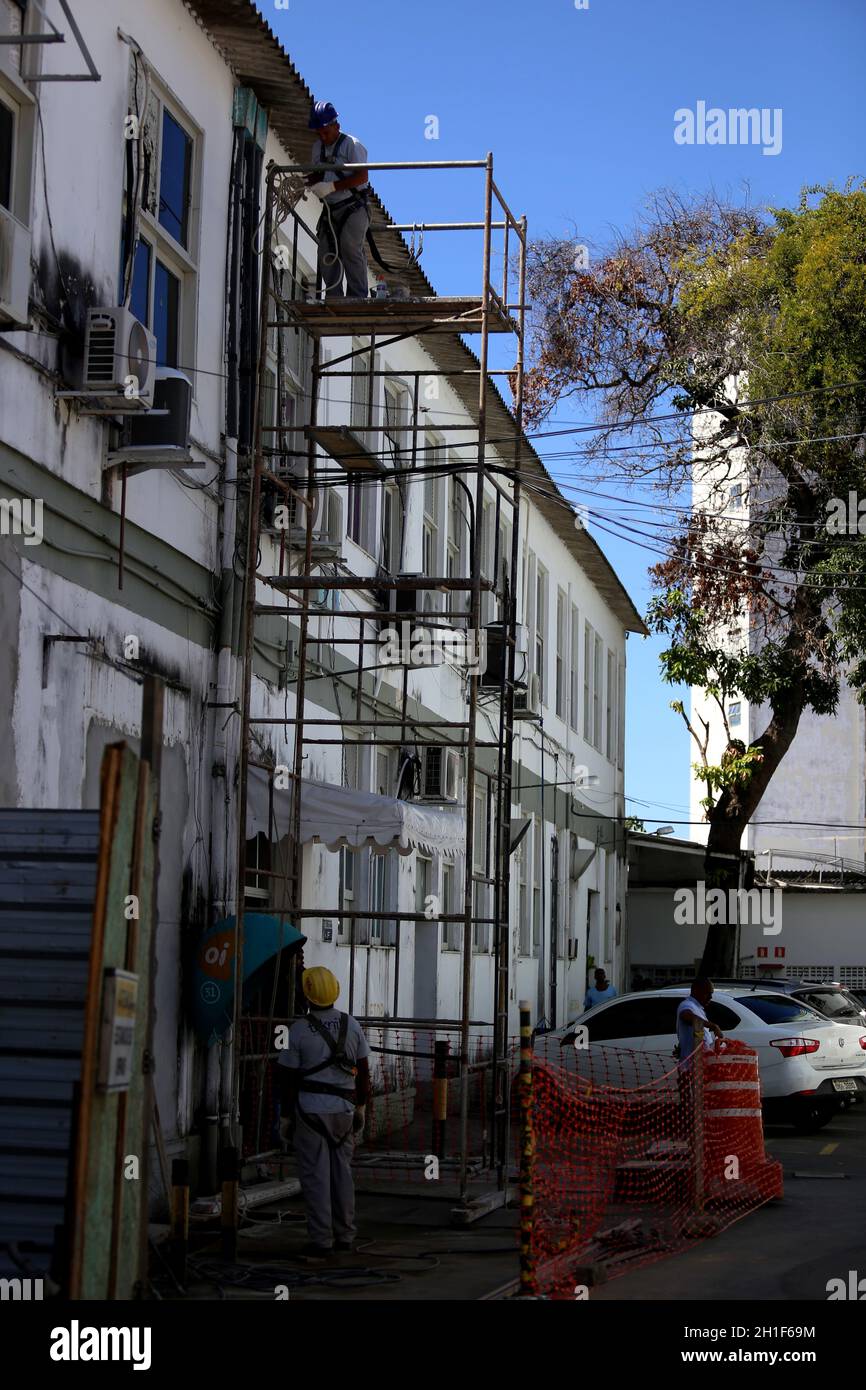 salvador, bahia / brasile - 8 agosto 2018: I lavoratori lavorano per la ristrutturazione dell'ospedale Maternidade Climerio de Oliveira nel quartiere di Nazare Foto Stock