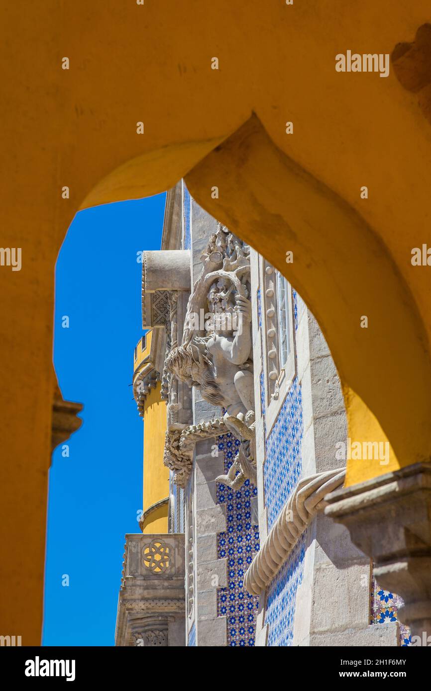 SINTRA, Portogallo - Maggio 2018: Dettaglio dell'architettura del Palazzo Pena un Romanticist castello situato a Sao Pedro de Penaferrimat a livello comunale Foto Stock