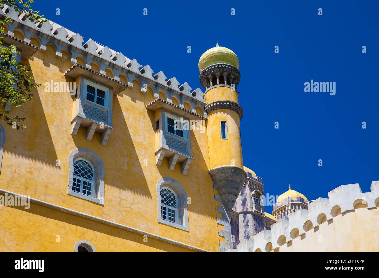 SINTRA, Portogallo - Maggio 2018: Dettaglio dell'architettura del Palazzo Pena un Romanticist castello situato a Sao Pedro de Penaferrimat a livello comunale Foto Stock