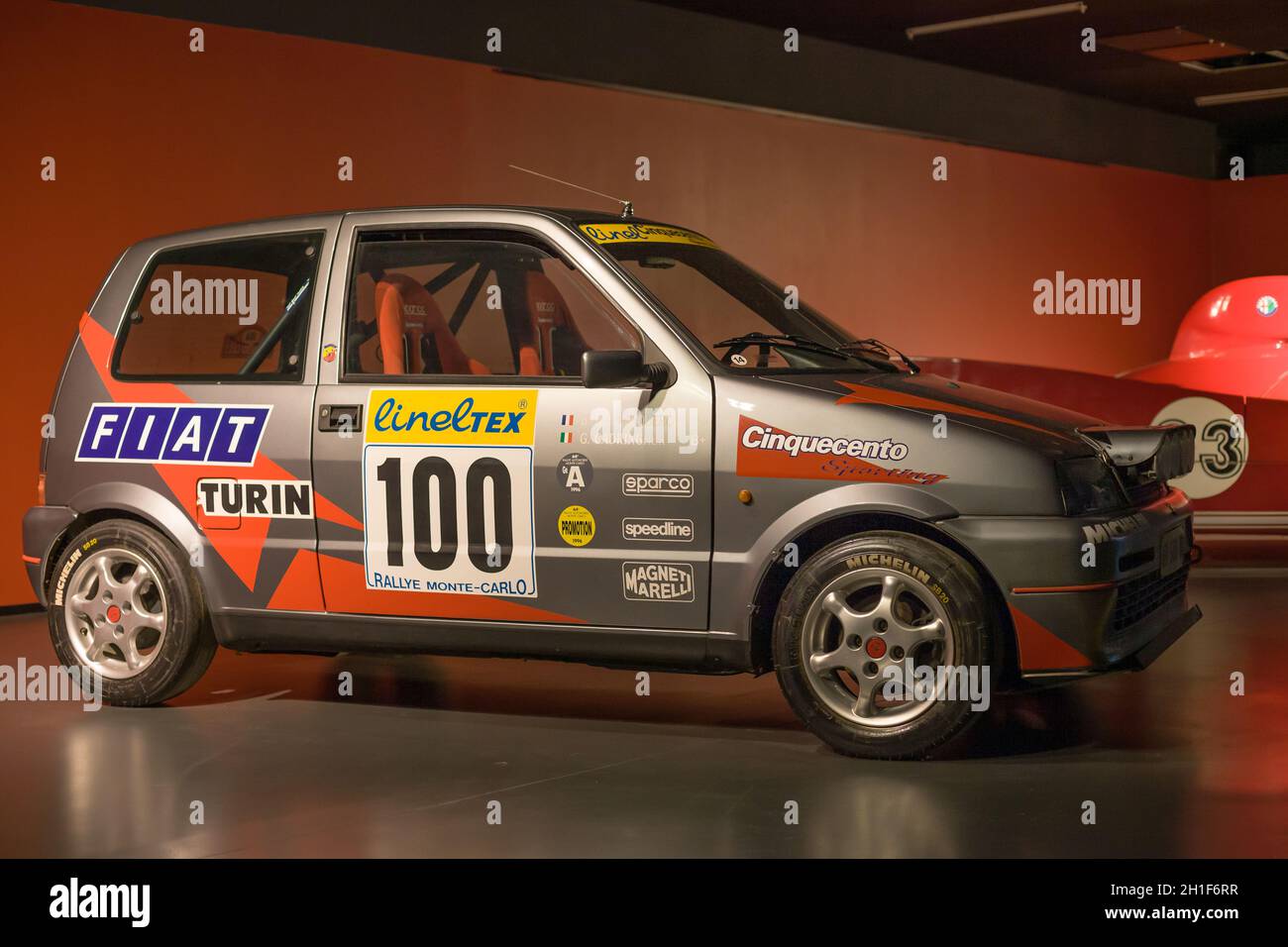 Torino, Italia - 13 agosto 2021: Kit sportivo Fiat Cinquecento presentato al Museo Nazionale dell'Automobile (MAUTO) di Torino. Foto Stock