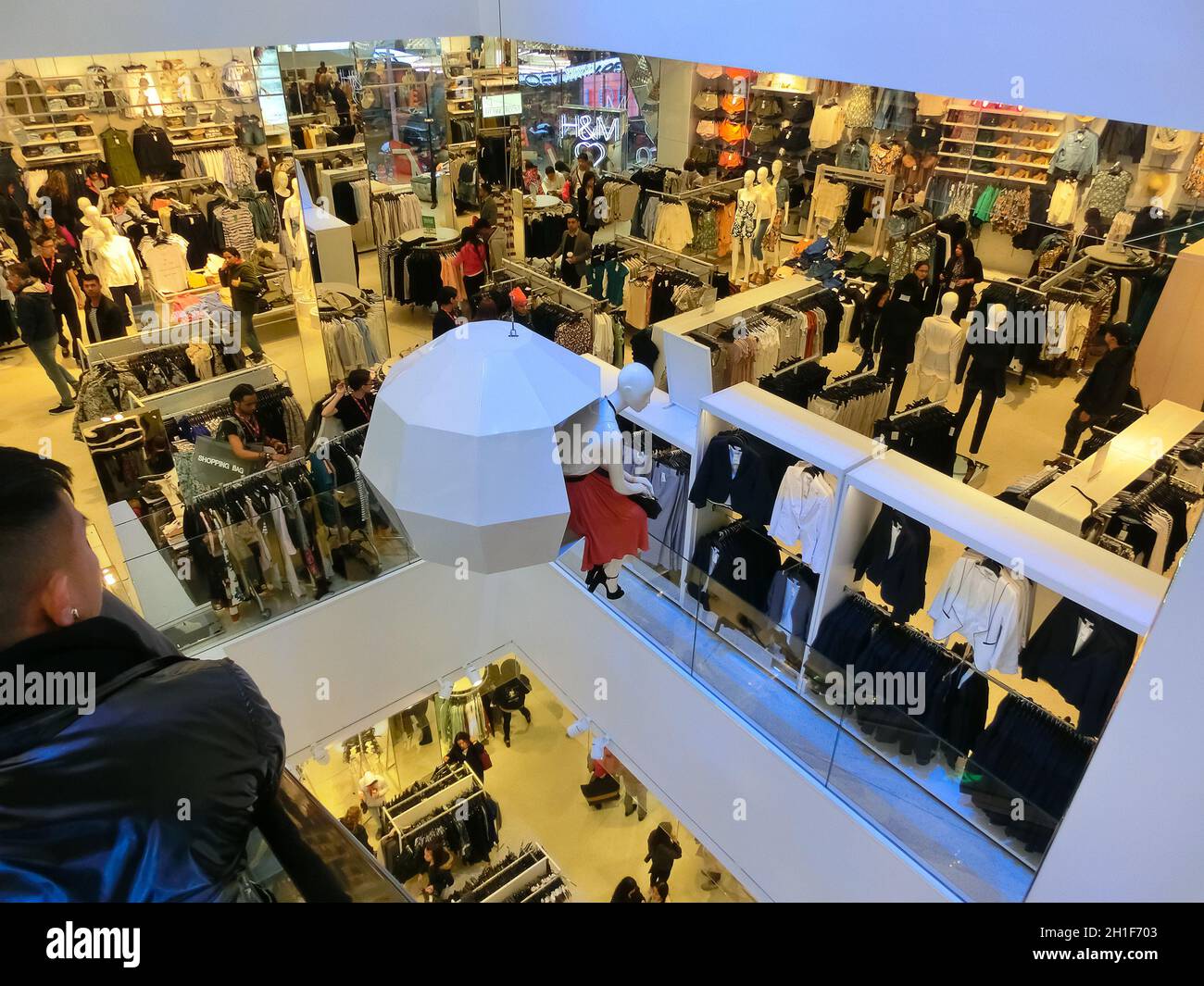 New York City, Stati Uniti d'America - 02 maggio 2016: People at Century 21 Department Store at Rego Center, Queens at New York City, Stati Uniti o Foto Stock