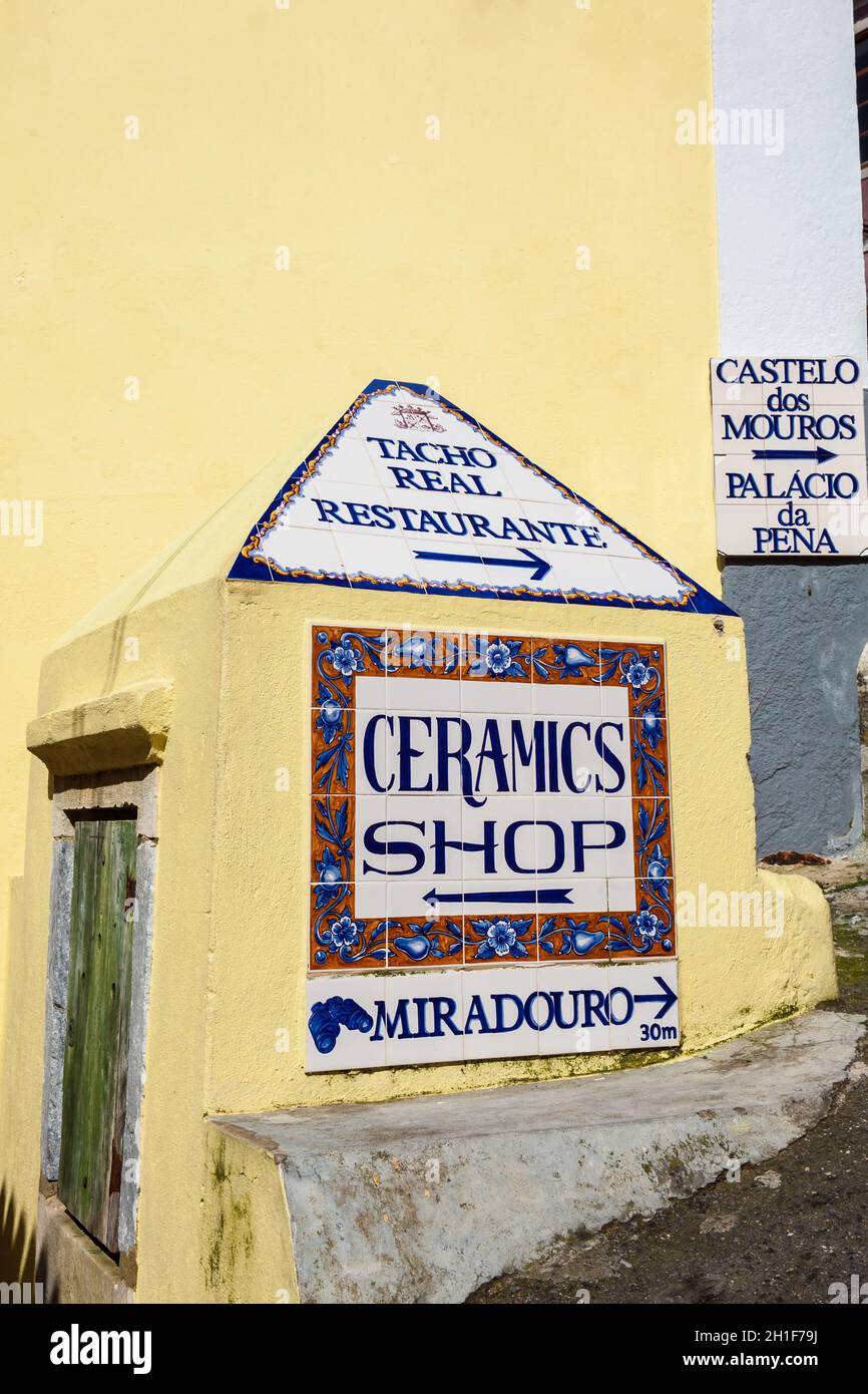 SINTRA, Portogallo - Maggio 2018: tradizionale portoghese azulejos e ceramiche sui segni a belle strade di Sintra Foto Stock