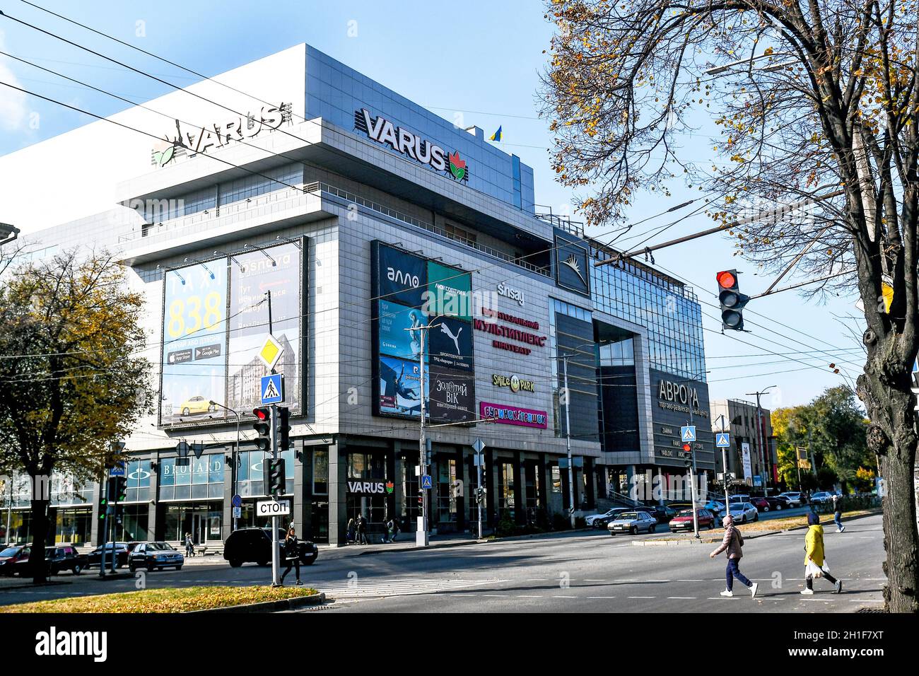 Zaporizhzhia, Ucraina. 18 Ott 2021. ZAPORIZHZHIA, UCRAINA - 18 OTTOBRE 2021 - Un edificio di un centro commerciale indossa guanti di gomma e una maschera durante un raid congiunto della polizia nazionale dell'Ucraina con i rappresentanti del servizio alimentare e dei consumatori di Stato per verificare la conformità del personale del certificato di vaccinazione COVID-19, Zaporizhzhia, Southeastern Ukrinform/Alamy Live News Foto Stock