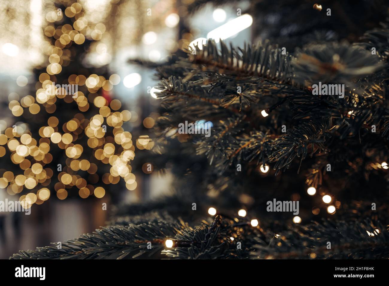 Albero di Natale festivo decorato con giocattoli di Natale palle dorate. Festa invernale. Concetto di anno nuovo. Foto Stock