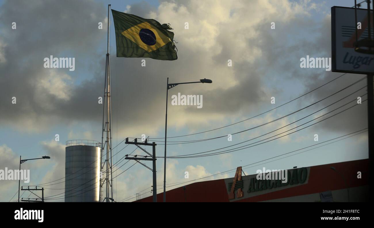 camacari, bahia / brasile - 15 dicembre 2016: Bandiera brasiliana è visto strappato sul palo del supermercato Atacadao nella città di Camacari. *** Foto Stock