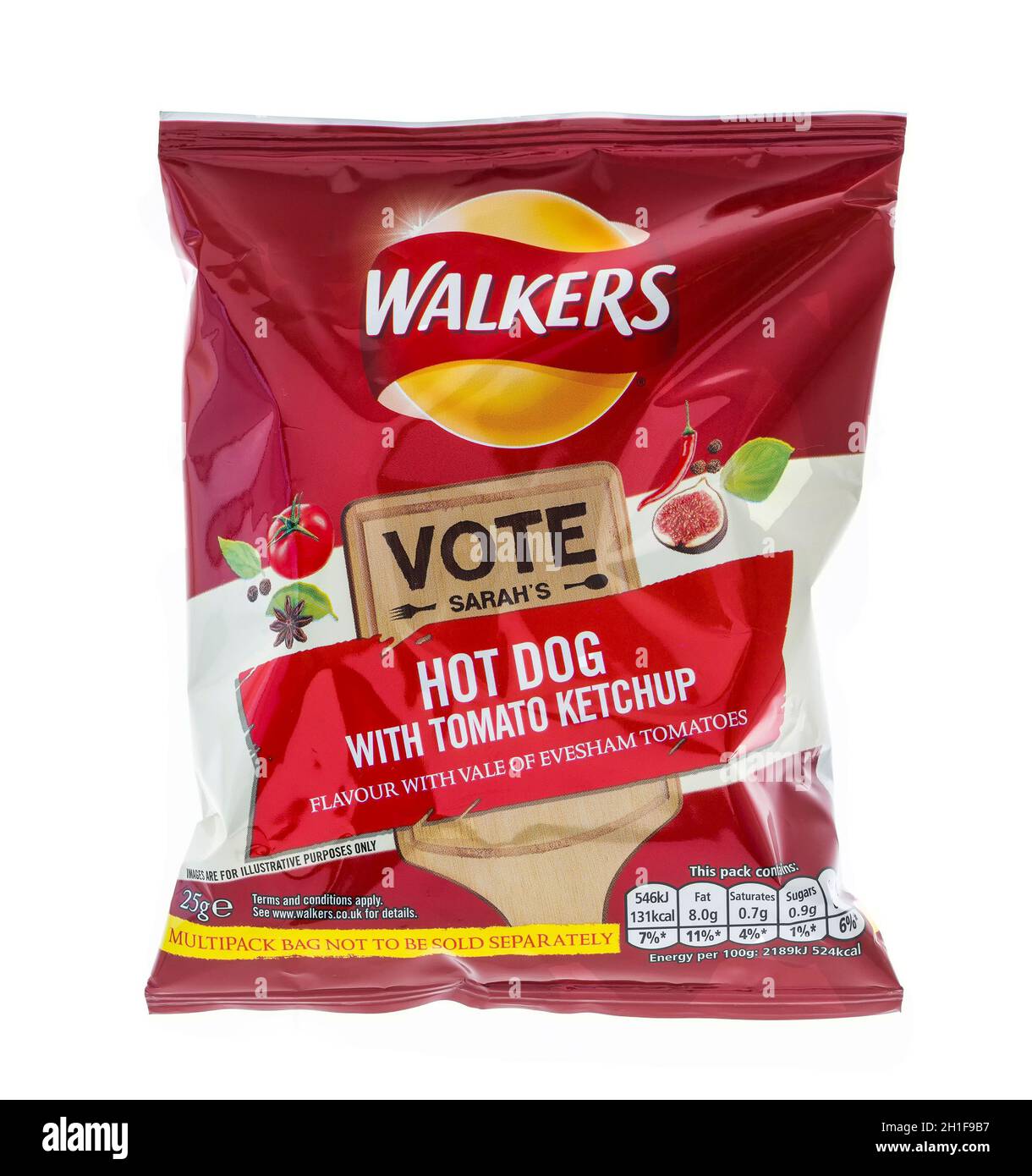 SWINDON, Regno Unito - 31 AGOSTO 2014: Una borsa di Walkers Hot Dog con pomodori Ketchup Flavour Crisps (nuova confezione del 2014) isolato su uno sfondo bianco. Walker Foto Stock