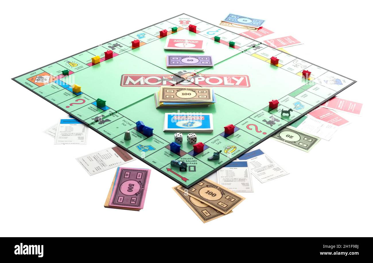 SWINDON, Regno Unito - 18 DICEMBRE 2014: Edizione Inglese del monopolio, il classico gioco di trading di Parker Brothers fu introdotto per la prima volta in America nel 1935. Foto Stock