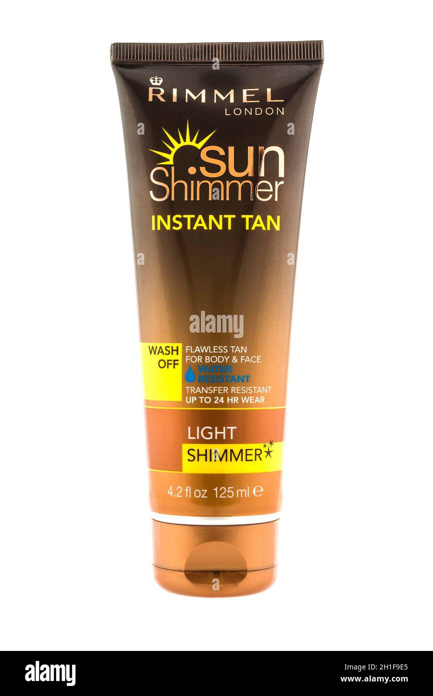 SWINDON, UK - 14 MAGGIO 2014: Tube of Sun Shimmer Rimmel Instant Tan su sfondo bianco, Rimmel (comunemente noto come Rimmel London) è un bra cosmetico Foto Stock