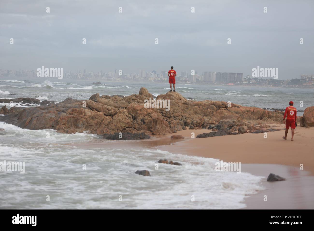 salvador, bahia / brasile - 9 giugno 2015: I membri del Dipartimento di fuoco di Bahia sono avvistati persone scomparse stupefacente a Stela Mares Beach in Salvador Foto Stock