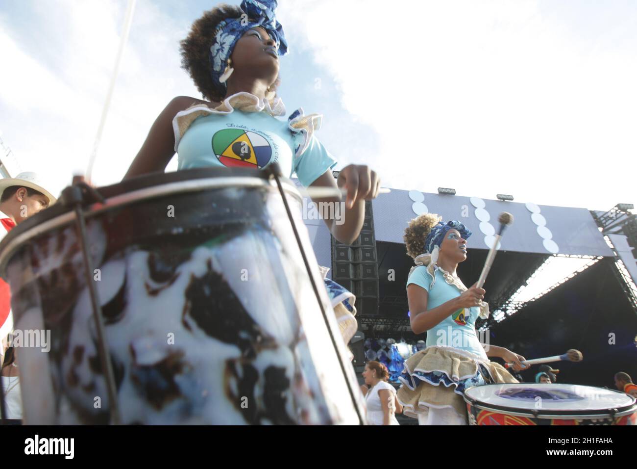 salvador, bahia / brasile - 2 febbraio 2017: I membri della Dida Band, percussionisti sono formati da donne, visti durante la performance nella città di Salvador. * Foto Stock