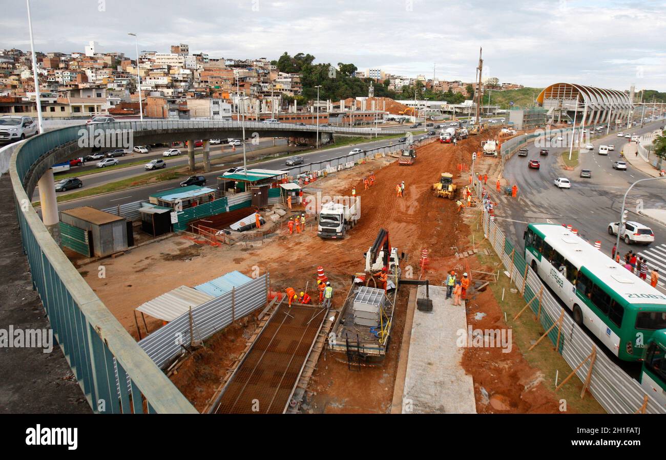 salvador, bahia / brasile - 29 settembre 2017: Macchine sono visti durante la costruzione della linea 2 della metropolitana nella città di Salvador. *** CA. Locale Foto Stock