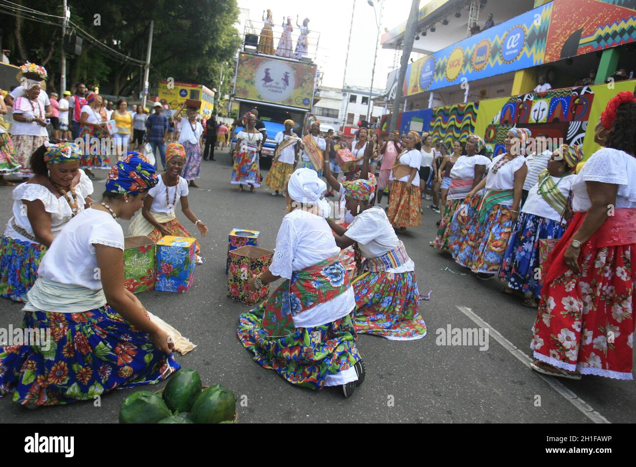 salvador, bahia / brasile - 24 febbraio 2017: I membri del gruppo culturale Itapua Ganhadeiras sono visti durante la presentazione al Carnevale in cit Foto Stock
