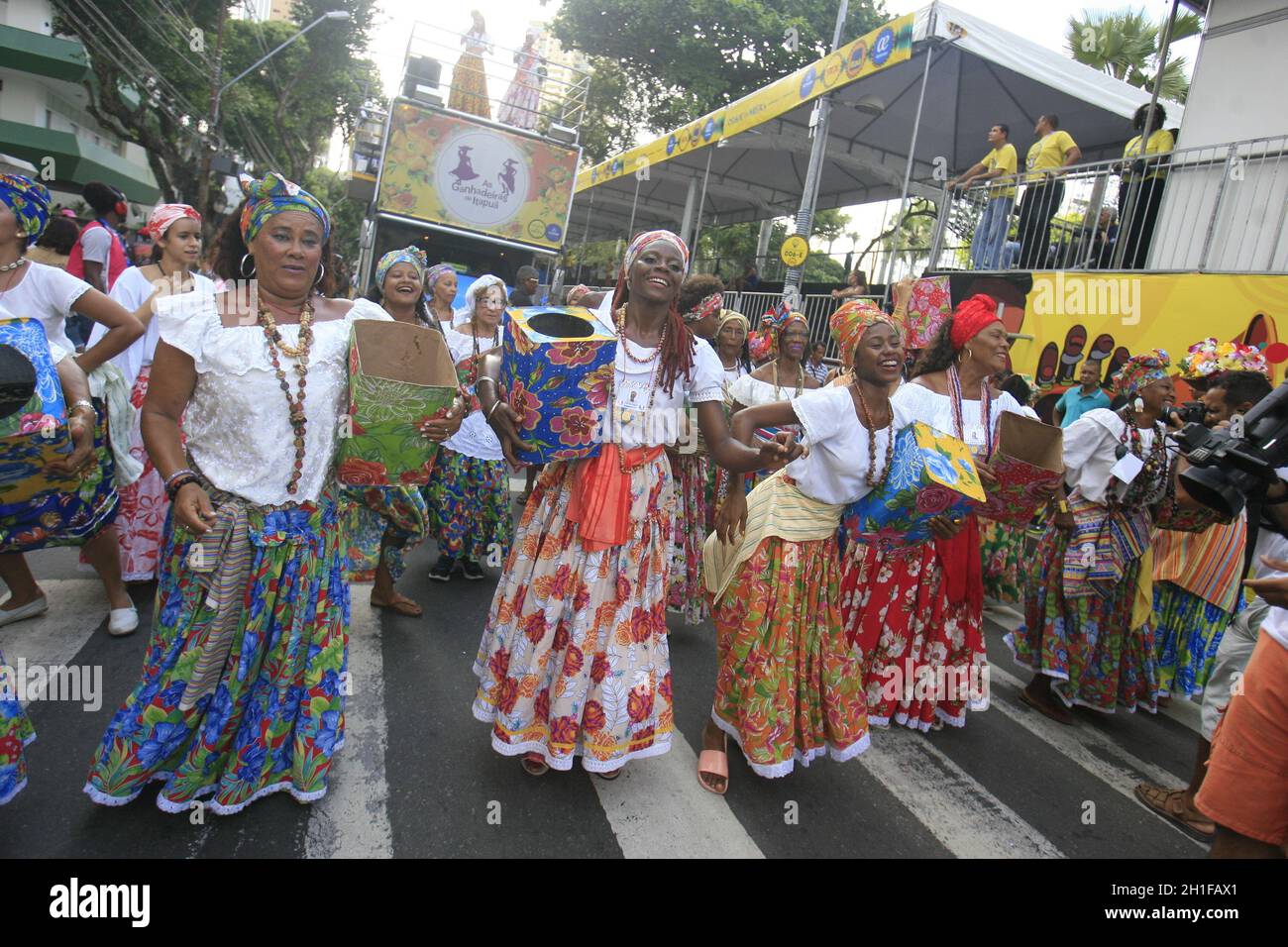 salvador, bahia / brasile - 24 febbraio 2017: I membri del gruppo culturale Itapua Ganhadeiras sono visti durante la presentazione al Carnevale in cit Foto Stock