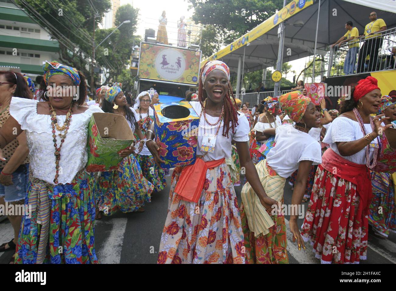 salvador, bahia / brasile - 24 febbraio 2017: I membri del gruppo culturale Itapua Ganhadeiras sono visti durante la presentazione al Carnevale in cit Foto Stock