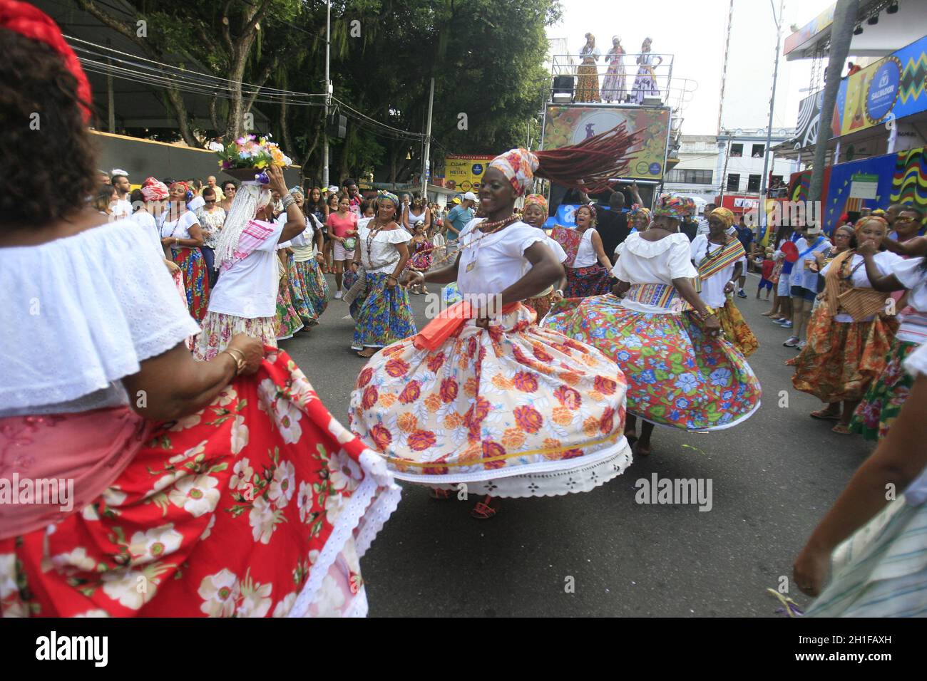salvador, bahia / brasile - 24 febbraio 2017: I membri del gruppo culturale Itapua Ganhadeiras sono visti durante la presentazione al Carnevale in cit Foto Stock