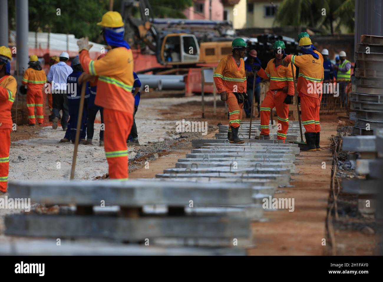 salvador, bahia / brasile - 23 marzo 2017: Lavoratori visti al lavoro di costruzione del terminal degli autobus nella città Salvador. *** Local Caption *** Foto Stock