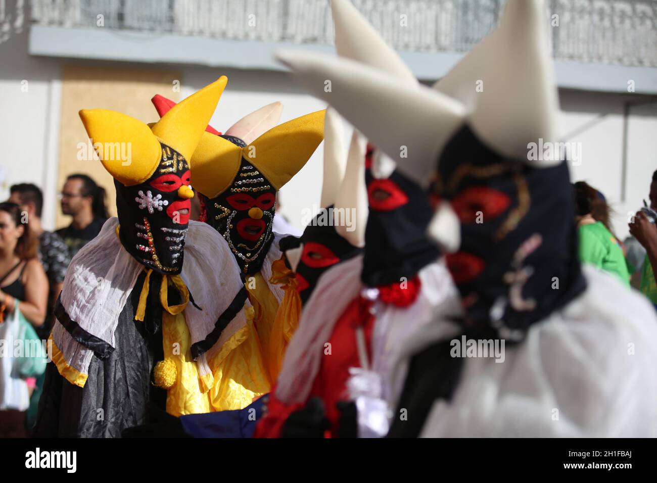 salvador, bahia / brasile - 5 febbraio 2018: Le masquerades sono viste durante lo spettacolo a Pelourinho, centro storico della città di Salvador. *** locale Foto Stock