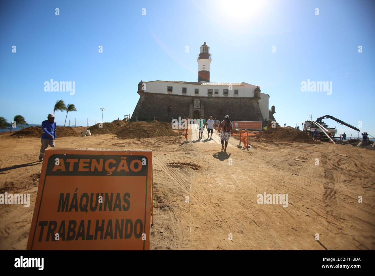 salvador, bahia / brasile - 29 novembre 2017: I lavoratori sono visti in lavori di riabilitazione zona di fronte barra Faro in Salvador. *** Local Caption *** Foto Stock