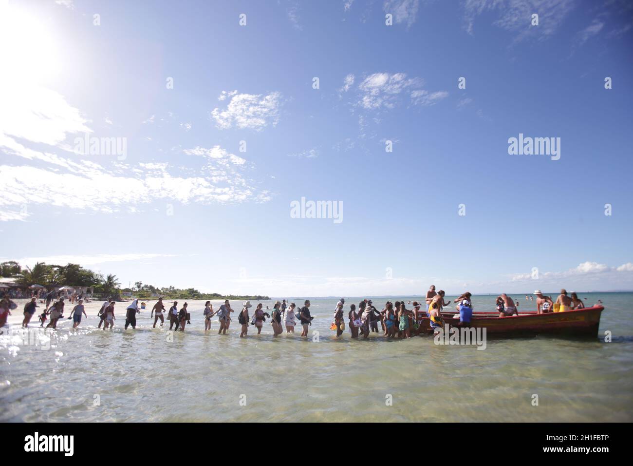 salvador, bahia / brasile - 31 gennaio 2018: I turisti bordo schooners per ottenere l'accesso alla spiaggia di Ponta de Areia in Isola di Itaparica. *** Local Caption ** Foto Stock