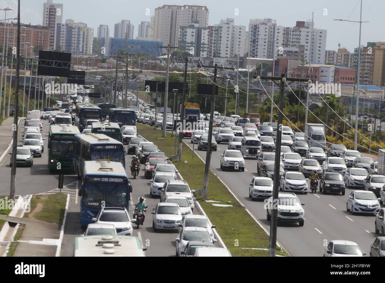 salvador, bahia / brasile - 14 novembre 2018: Movimento di vicicole durante la congestione nella regione parallela della città di Salvador. *** CA. Locale Foto Stock