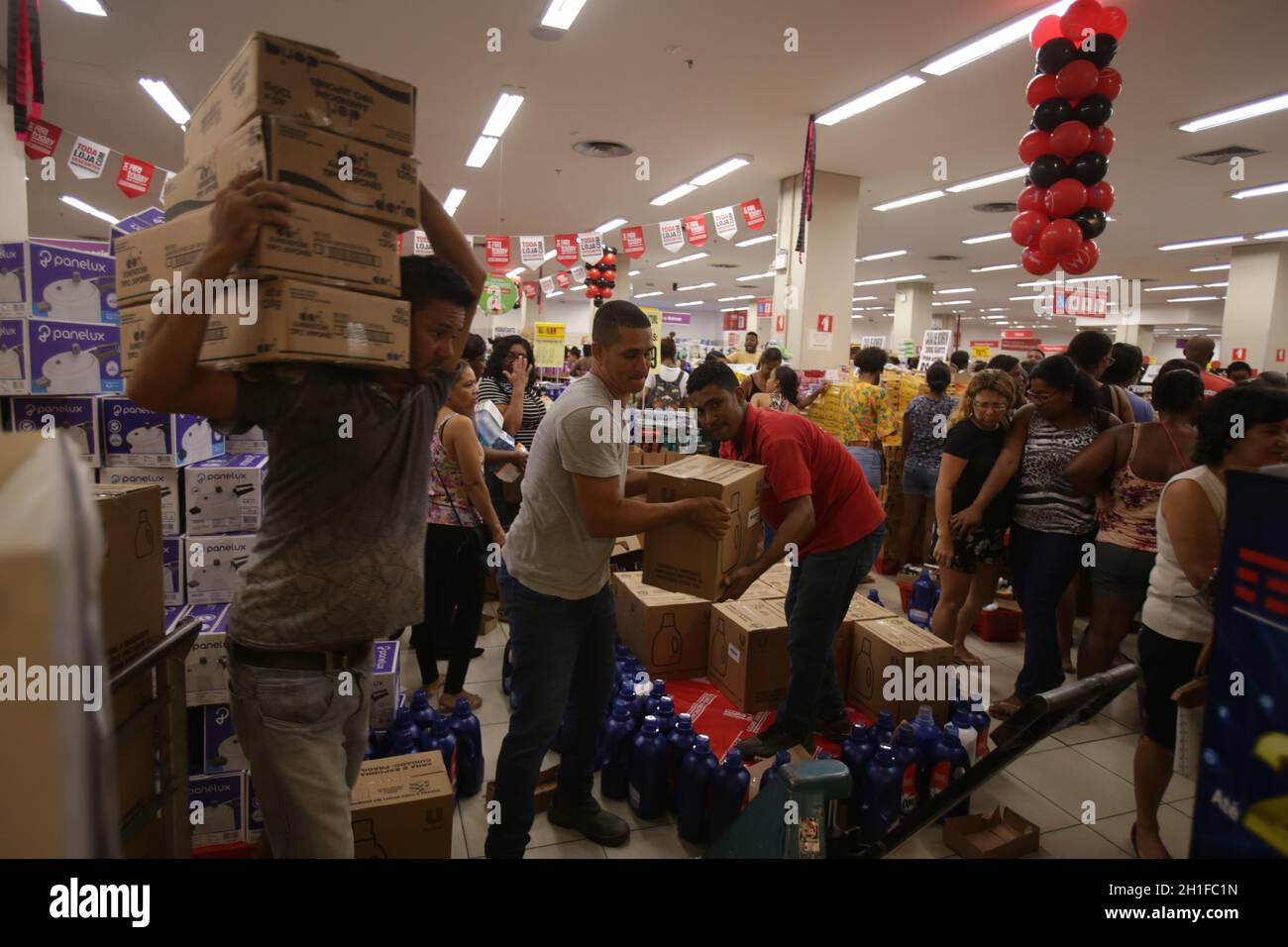 salvador, bahia / brasile - 23 novembre 2018: I clienti hanno visto lo shopping durante la promozione Black friday in un centro commerciale nella città di Salvador. *** locale Foto Stock