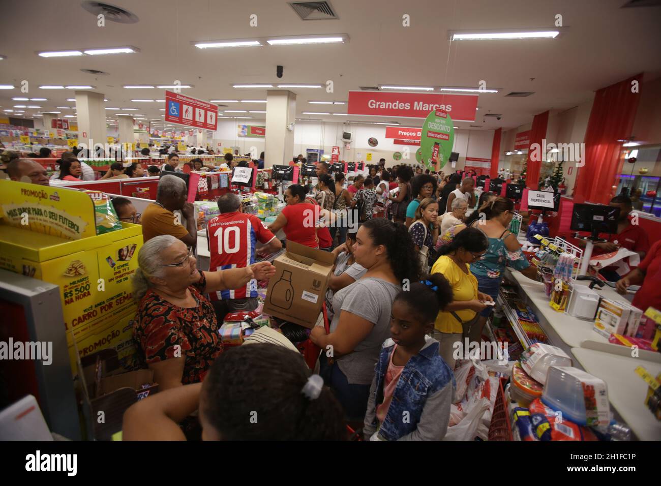 salvador, bahia / brasile - 23 novembre 2018: I clienti hanno visto lo shopping durante la promozione Black friday in un centro commerciale nella città di Salvador. *** locale Foto Stock