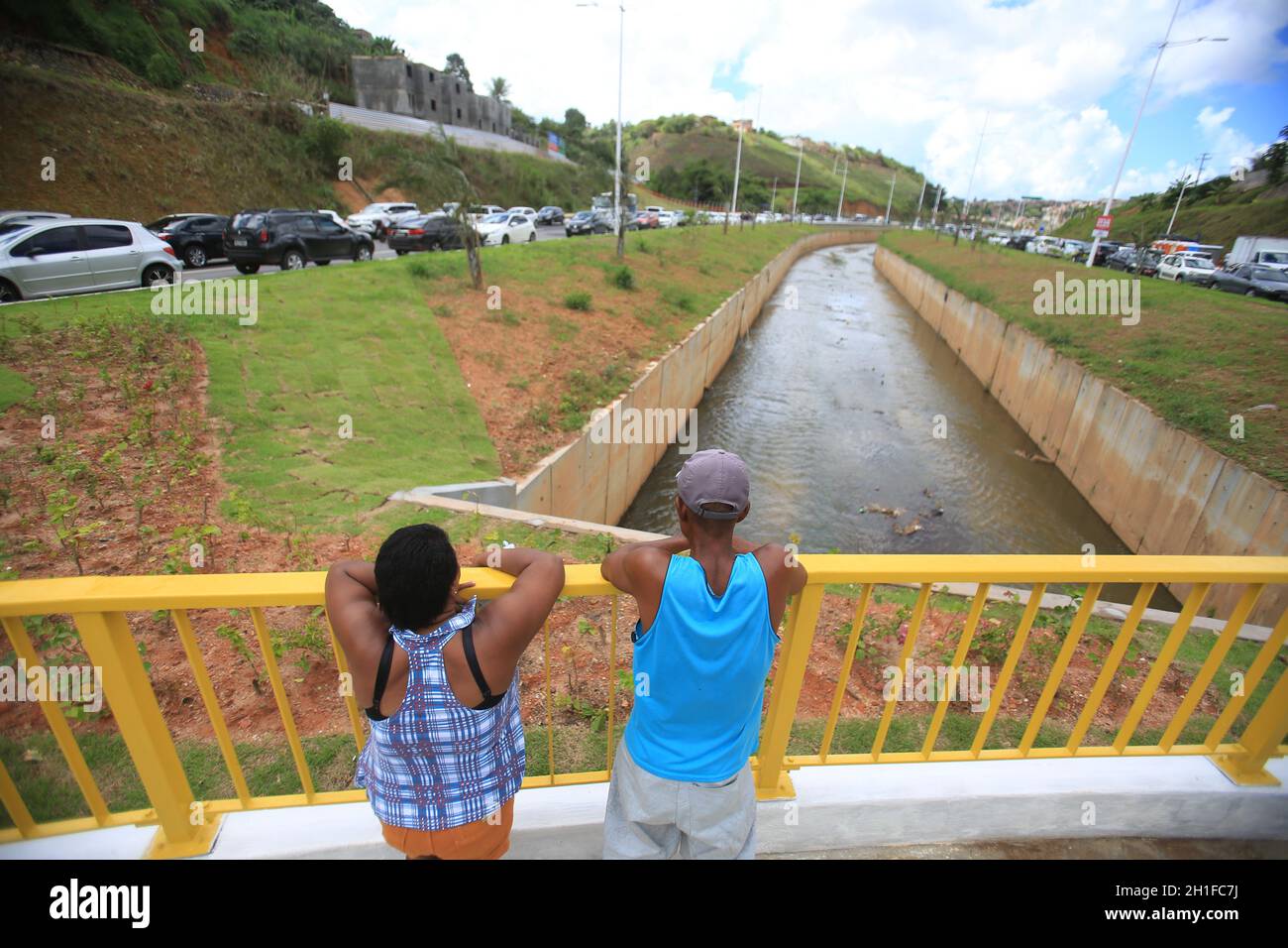 salvador, bahia / brasile - 6 aprile 2019: Vista del tratto di Avenida 29 de Março, nella regione di Sao Marcos nella città di Salvador. *** locale C Foto Stock