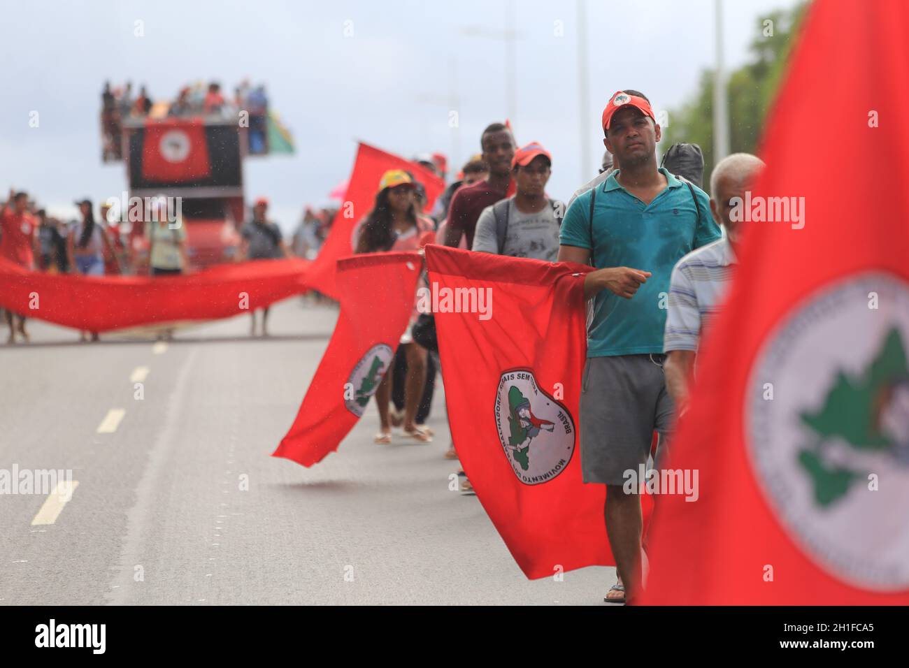 salvador, bahia / brasile - 15 aprile 2019: I membri del movimento Landless sono visti durante la passeggiata di protesta. *** Local Caption *** . Foto Stock