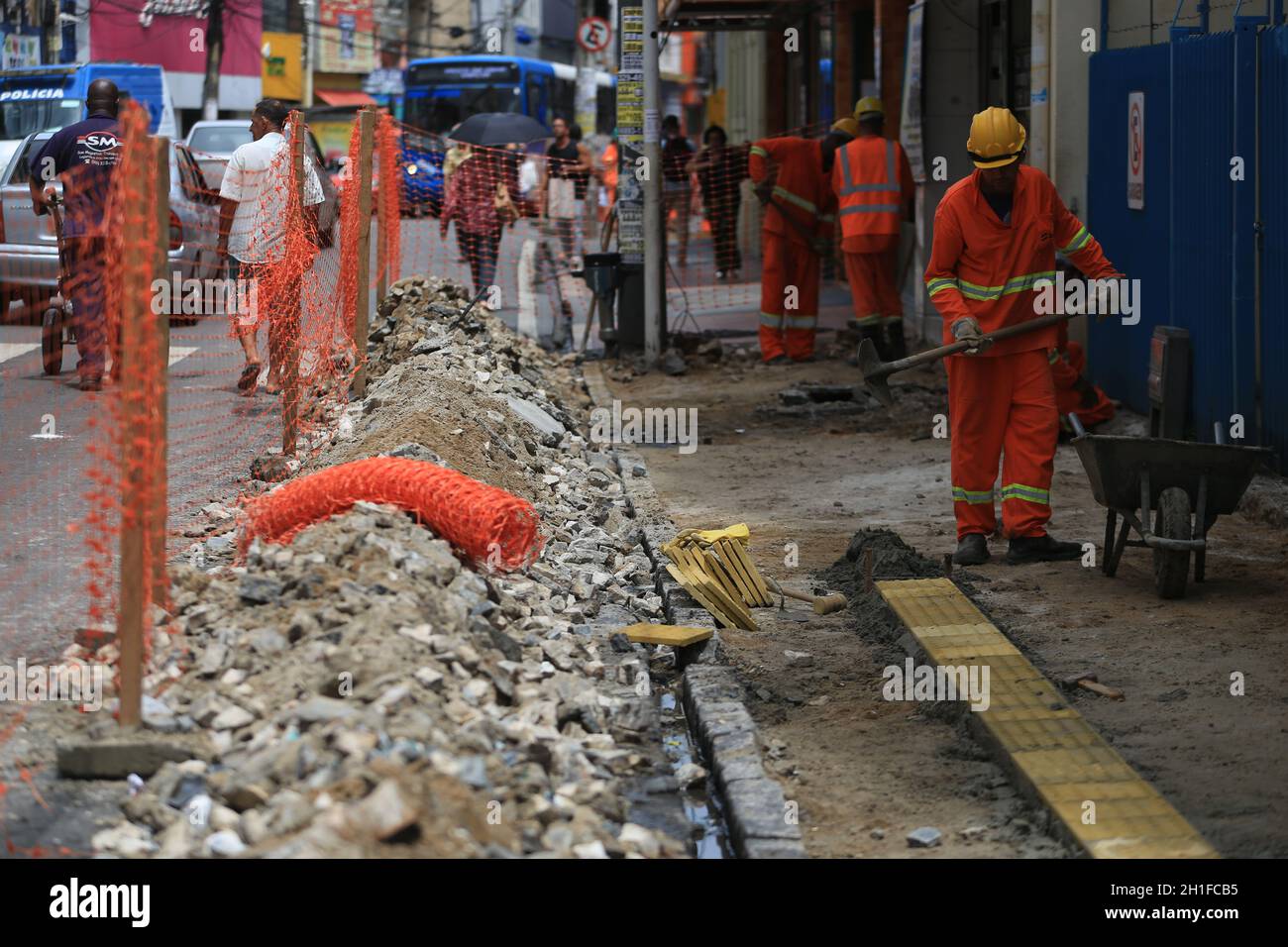 salvador, bahia / brasile - 1 aprile 2019: I lavoratori sono visti in un lavoro di riqualificazione stradale nel centro della città di Salvador. *** Local Caption *** . Foto Stock