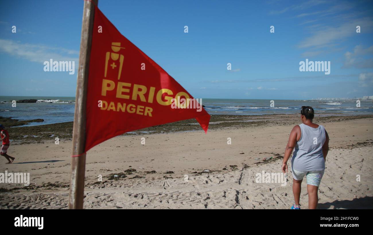 salvador, bahia / brasile - 7 novembre 2019: Bandiera rossa bloccata nella sabbia della spiaggia di Itapua avverte i bagnanti di luogo pericoloso con rischio di annegamento. L Foto Stock