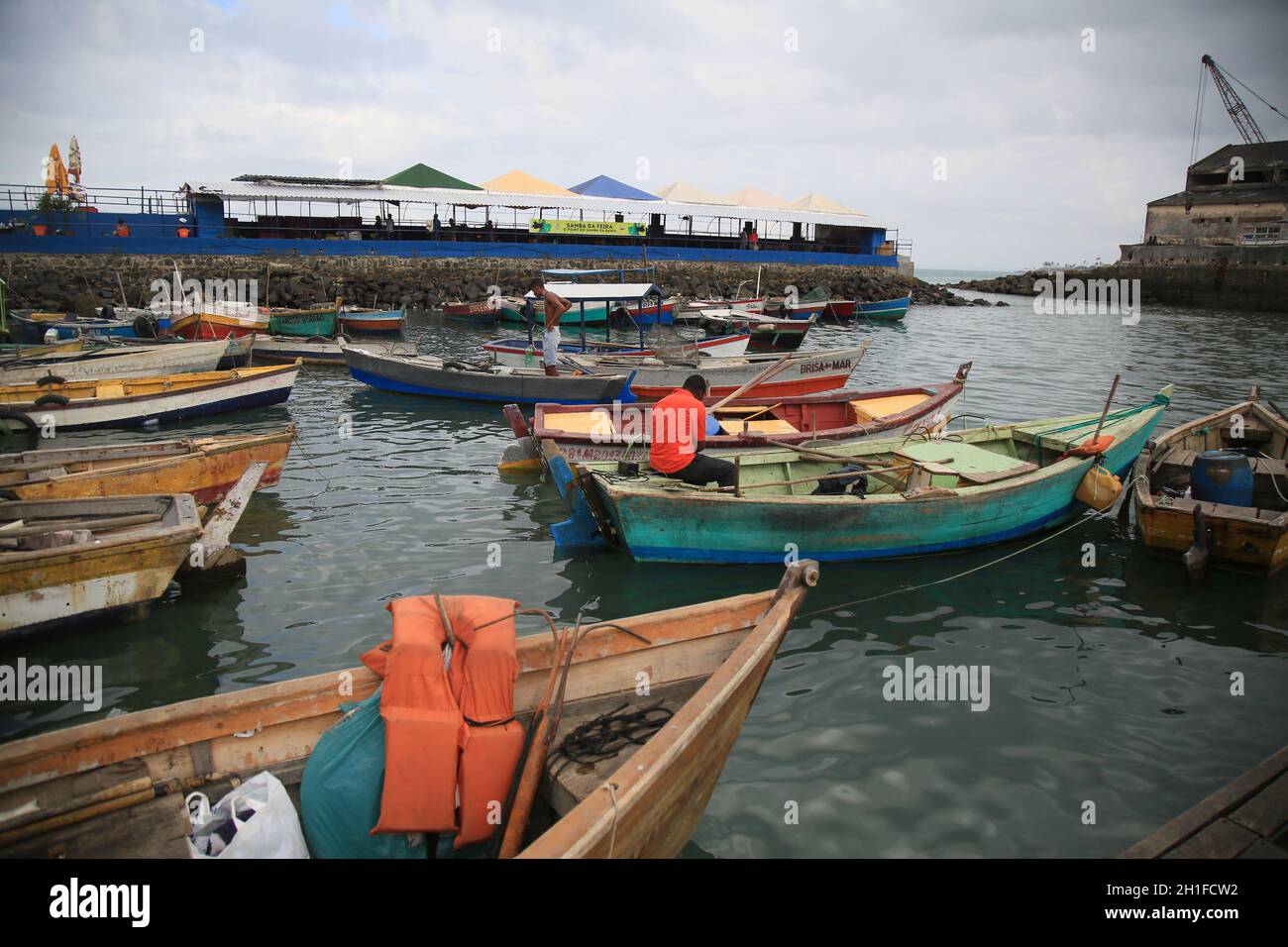 salvador, bahia/ brasile - 6 novembre 2019: Le barche sono viste ormeggiate al porto di Feira de Sao Joaquim in Salvador. A causa della fuoriuscita di olio nel brasiliano s. Foto Stock