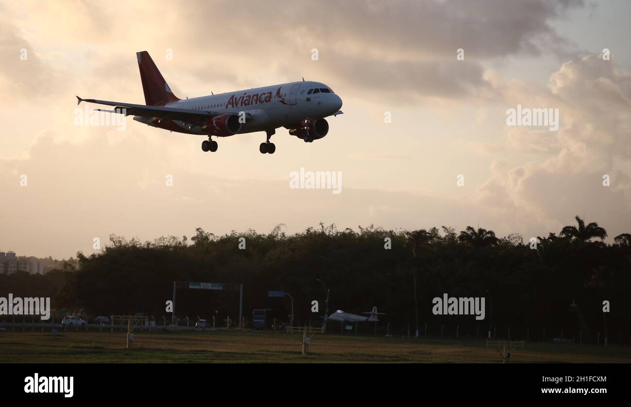 salvador, bahia / brasile - 22 settembre 2017: Airbus della compagnia aerea Avianca è visto durante l'avvicinamento per l'atterraggio all'aeroporto di Salvador. *** Local Caption ** Foto Stock