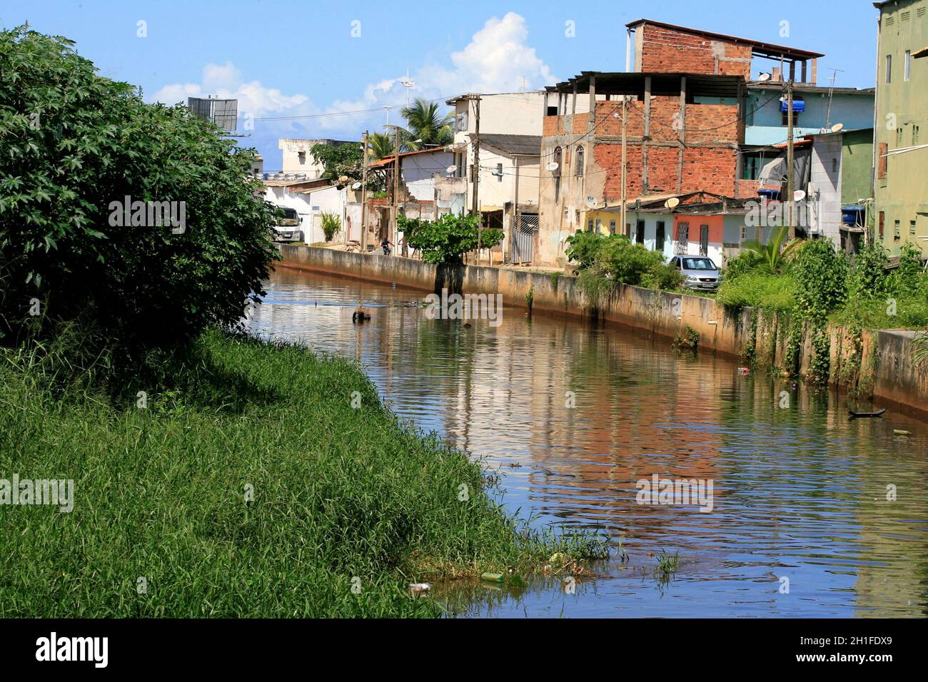 salvador, bahia / brasile - 24 aprile 2014: Vista sul fiume Camurugi. Il fiume riceve acque reflue domestiche e industriali dalla città di Salvador. * Foto Stock