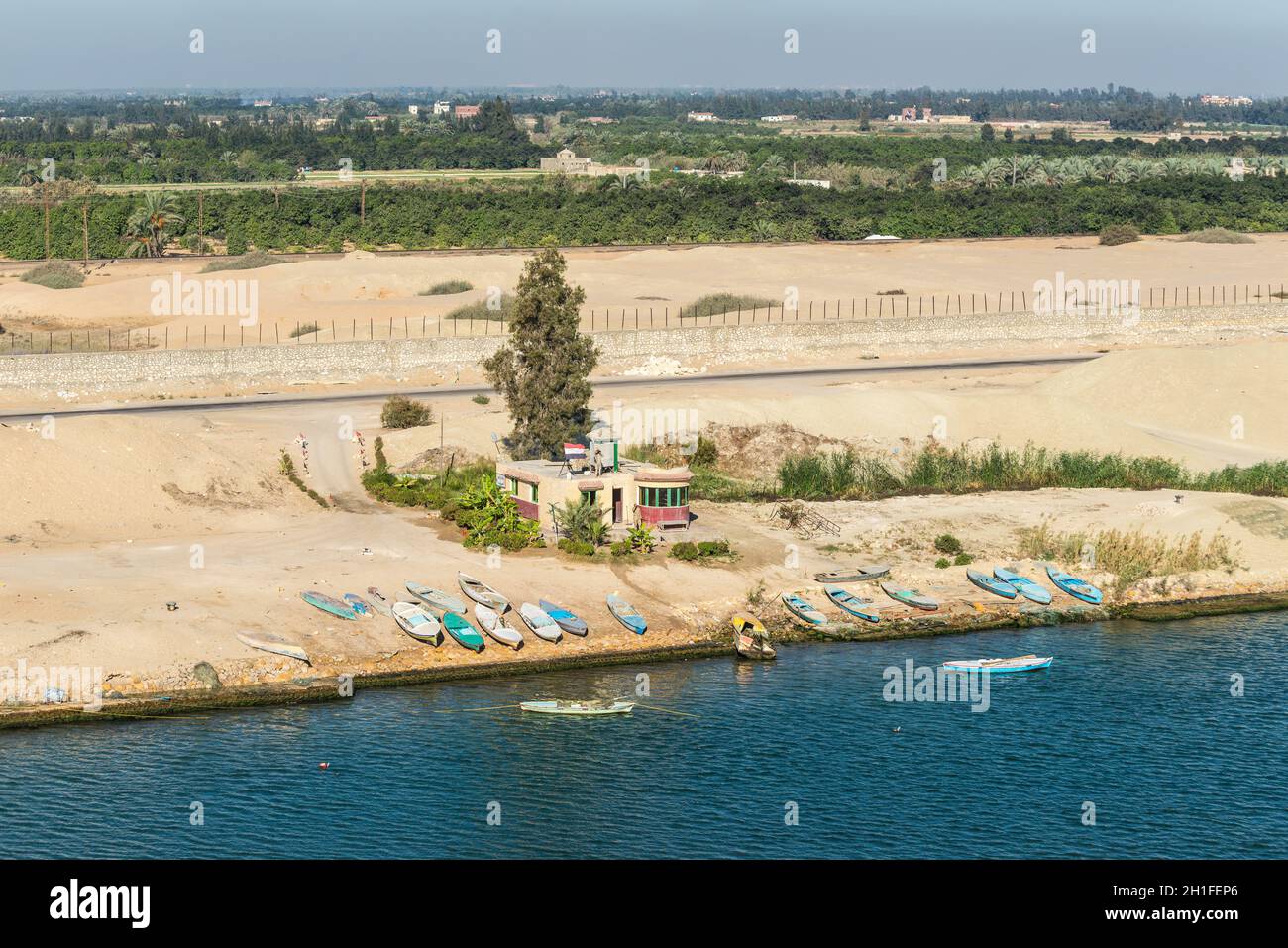 Ismailia, Egitto - 5 Novembre 2017: Military Watch post e barche di pescatori sulla riva del Canale di Suez, Egitto, Africa. Foto Stock