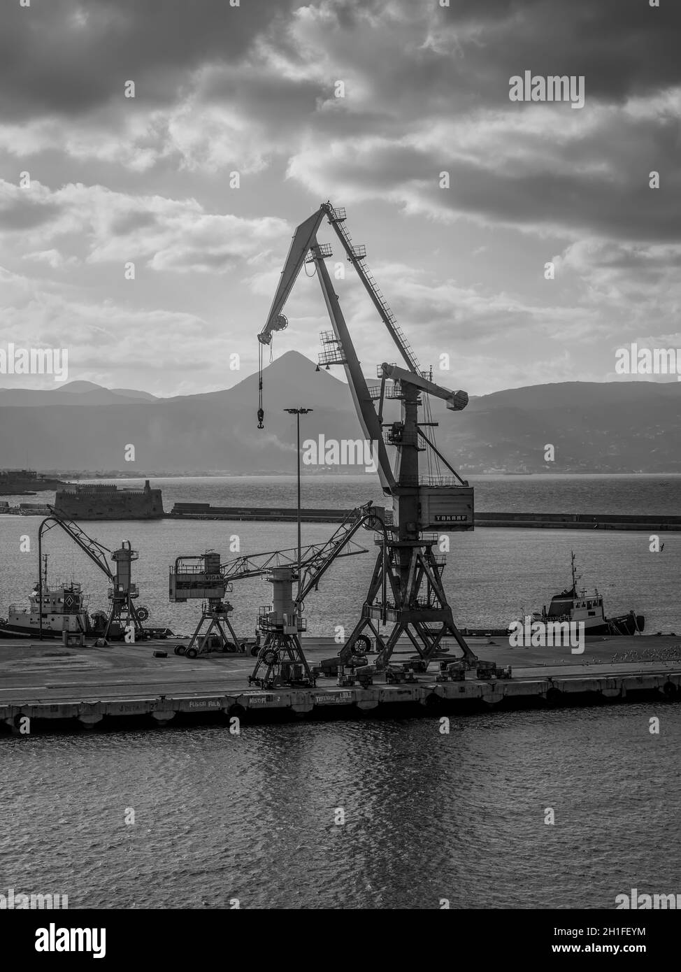 Heraklion, Grecia - 2 Novembre 2017: gru portuale nel dock di Port Heraklion, Creta, Grecia. La fotografia in bianco e nero. Foto Stock
